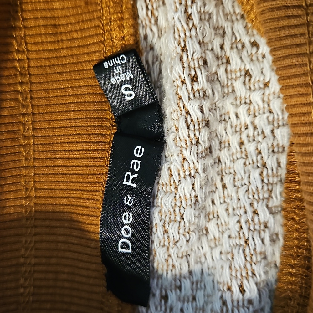 👚Doe & Rae Mustard and Cream Knit Sweater - Picture 7 of 8